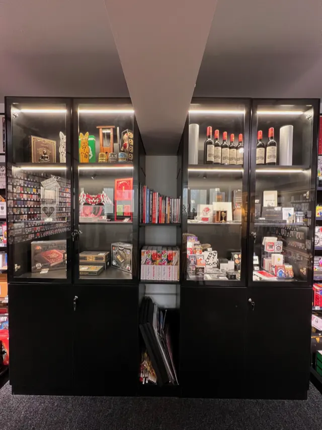 Vitrina cu trucuri de magie și accesorii de iluzionism